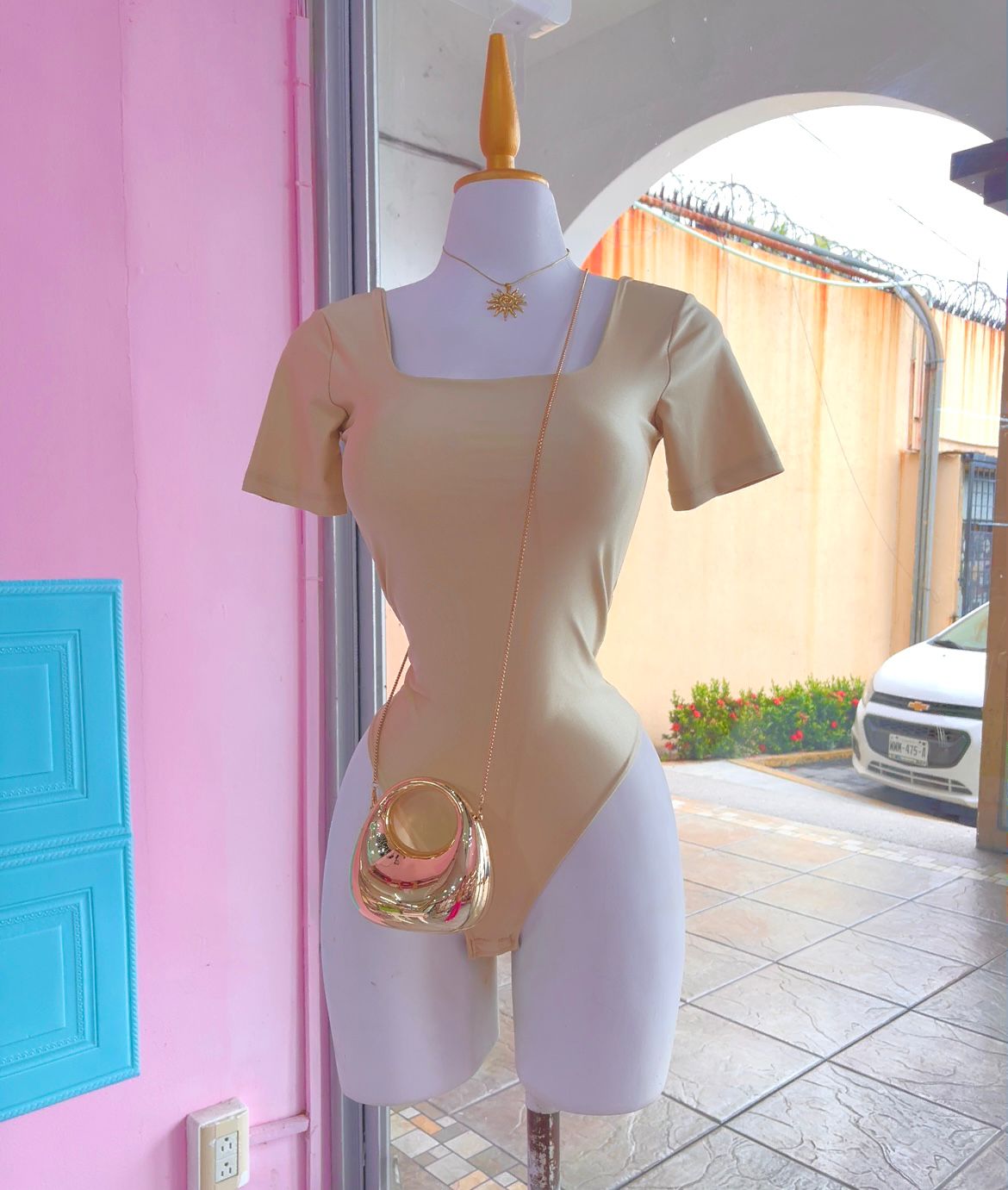 BODY ELEGANTE CON ESCOTE CUADRADO